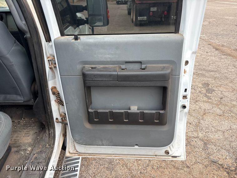 image for item FC2223 2014 Ford F350 Super Duty Crew Cab flatbed pickup truck