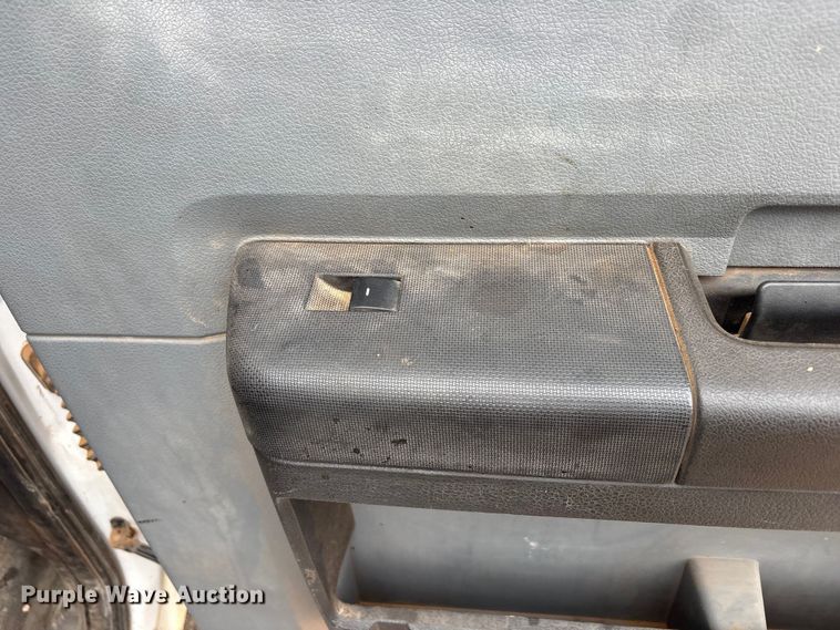 image for item FC2223 2014 Ford F350 Super Duty Crew Cab flatbed pickup truck