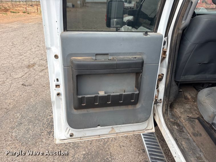 image for item FC2223 2014 Ford F350 Super Duty Crew Cab flatbed pickup truck