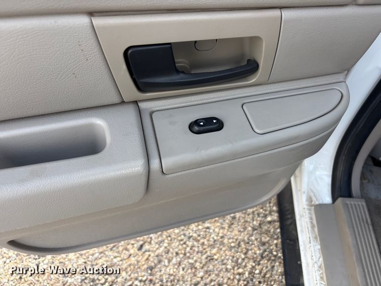 image for item FC2281 2007 Ford Crown Victoria 