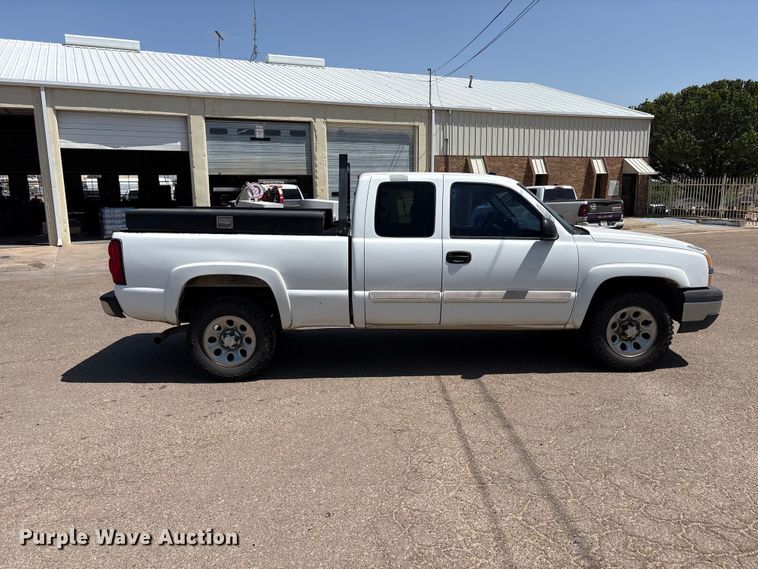 image for item FC2290 2005 Chevrolet Silverado 1500 Ext. Cab pickup truck