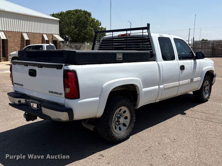 image for item FC2290 2005 Chevrolet Silverado 1500 Ext. Cab pickup truck
