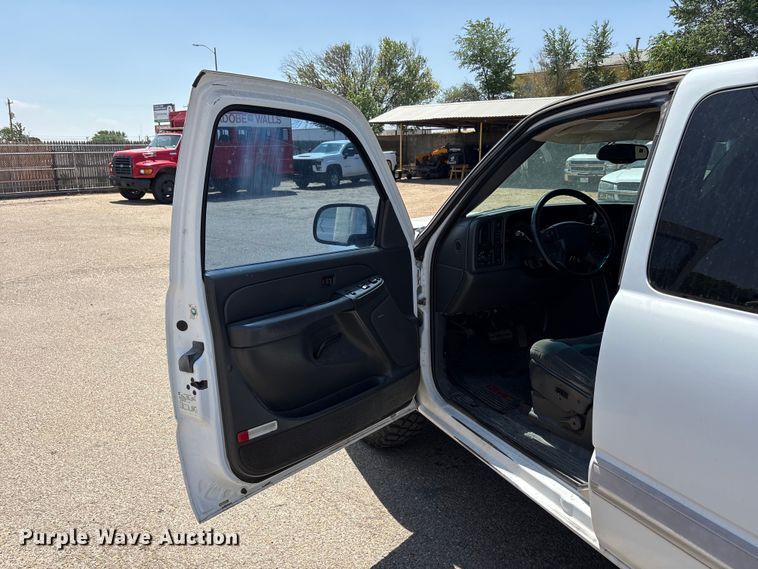 image for item FC2290 2005 Chevrolet Silverado 1500 Ext. Cab pickup truck