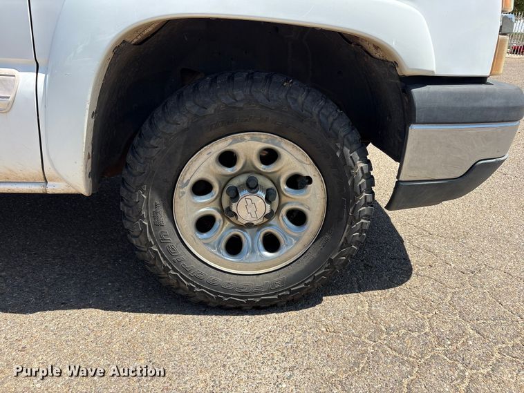 image for item FC2290 2005 Chevrolet Silverado 1500 Ext. Cab pickup truck