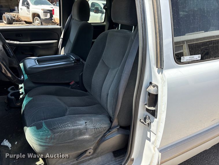 image for item FC2291 2004 Chevrolet Silverado 1500 Ext. Cab pickup truck