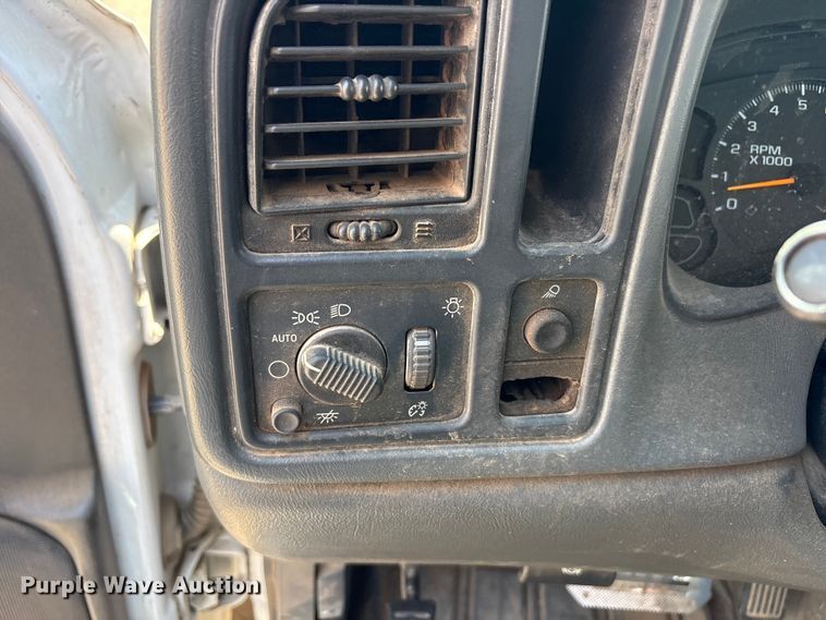 image for item FC2291 2004 Chevrolet Silverado 1500 Ext. Cab pickup truck