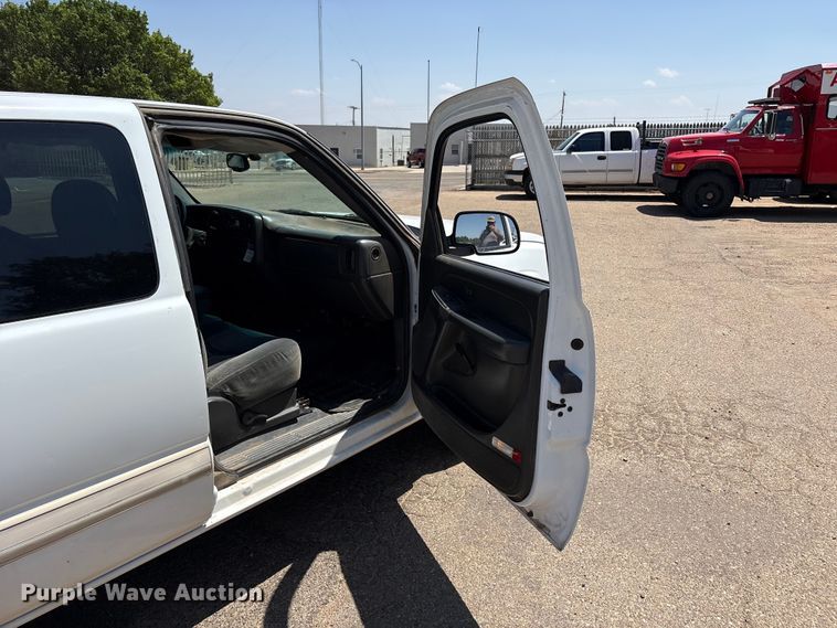 image for item FC2291 2004 Chevrolet Silverado 1500 Ext. Cab pickup truck