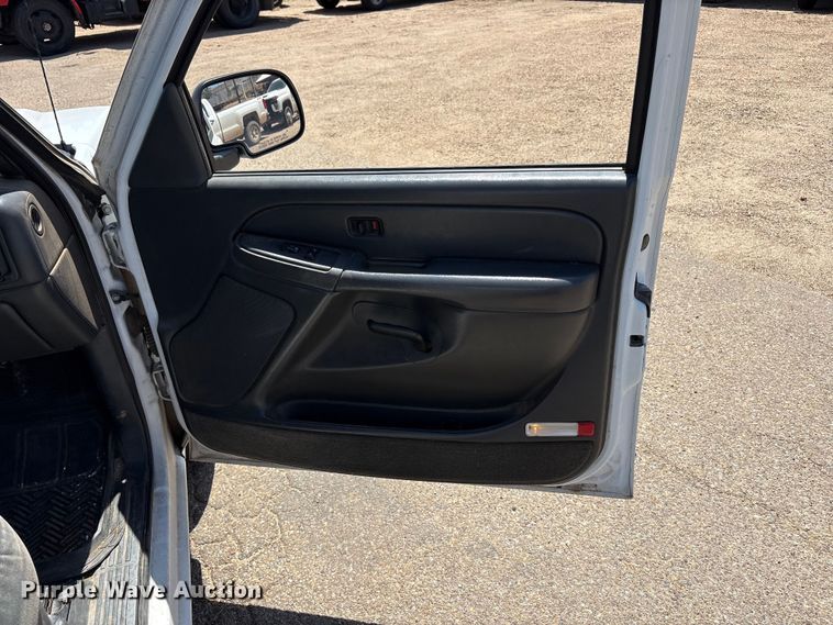 image for item FC2291 2004 Chevrolet Silverado 1500 Ext. Cab pickup truck