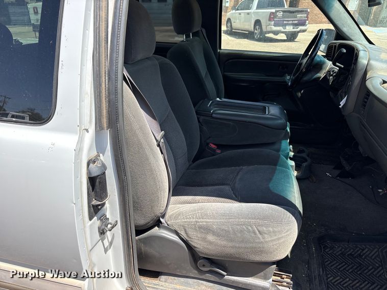 image for item FC2291 2004 Chevrolet Silverado 1500 Ext. Cab pickup truck
