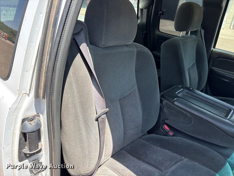 image for item FC2291 2004 Chevrolet Silverado 1500 Ext. Cab pickup truck