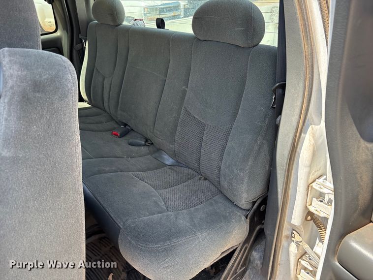 image for item FC2291 2004 Chevrolet Silverado 1500 Ext. Cab pickup truck