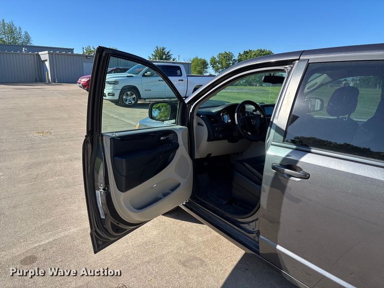 image for item FC5728 2018 Dodge Grand Caravan van