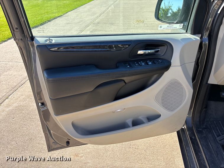 image for item FC5728 2018 Dodge Grand Caravan van