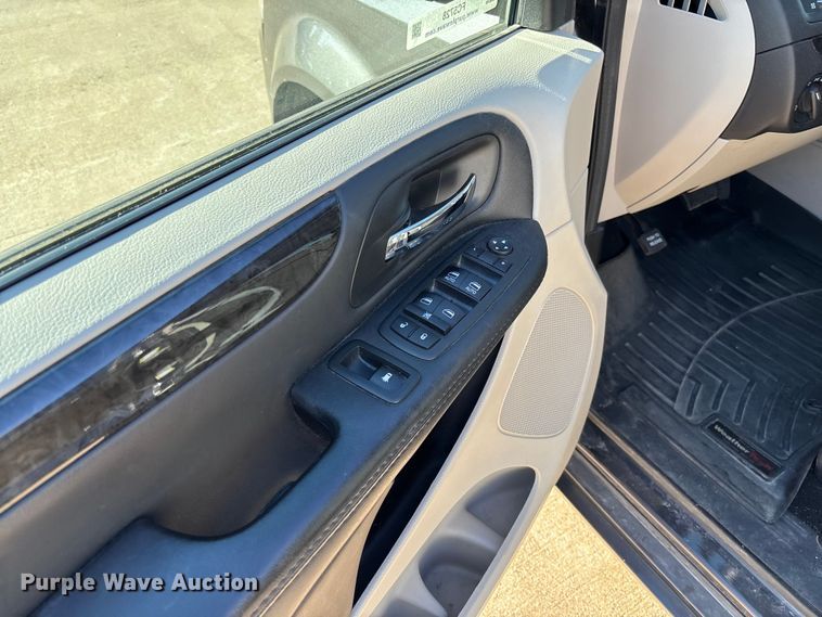 image for item FC5728 2018 Dodge Grand Caravan van