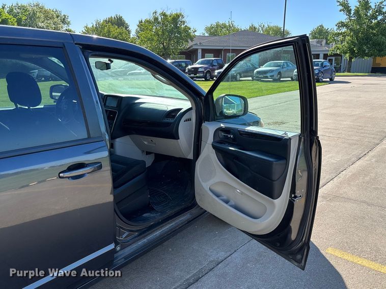 image for item FC5728 2018 Dodge Grand Caravan van