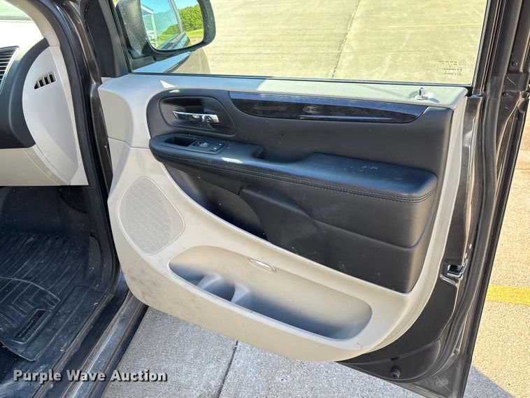 image for item FC5728 2018 Dodge Grand Caravan van