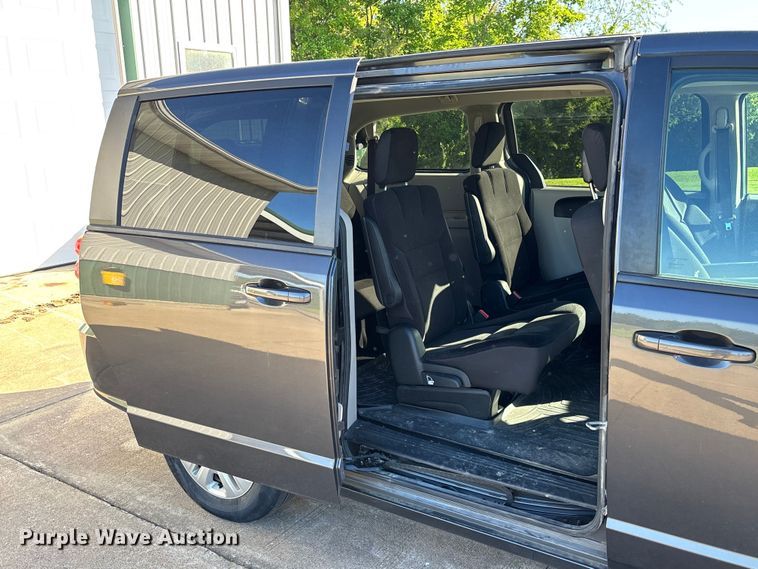 image for item FC5728 2018 Dodge Grand Caravan van