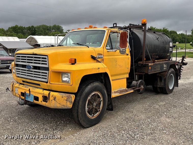 image for item FC5768 1990 Ford F800 oil distributor truck
