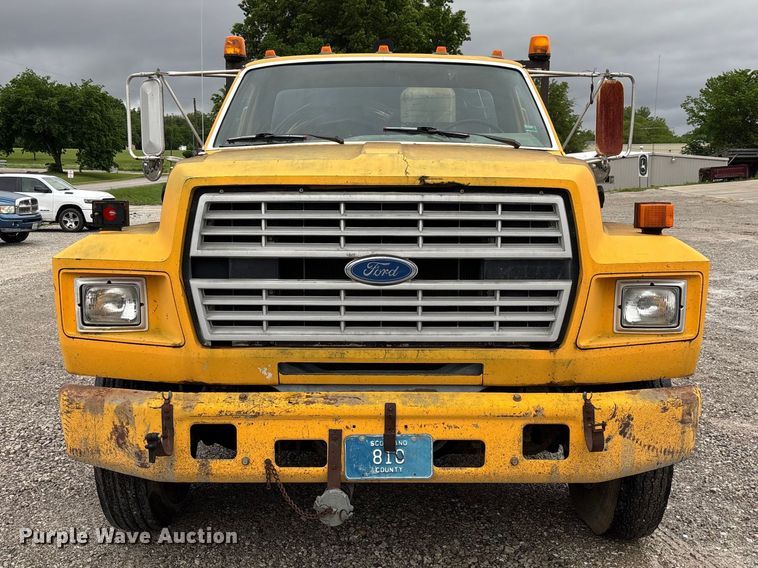 image for item FC5768 1990 Ford F800 oil distributor truck