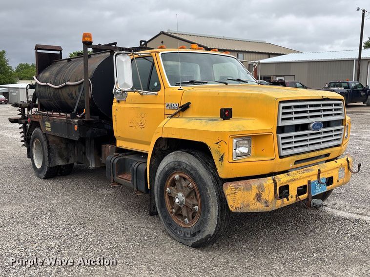 image for item FC5768 1990 Ford F800 oil distributor truck