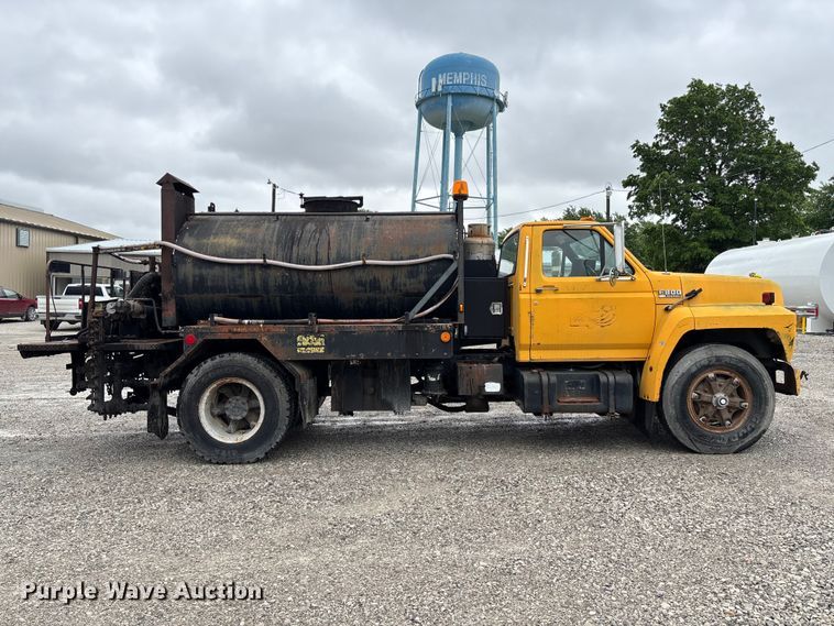 image for item FC5768 1990 Ford F800 oil distributor truck