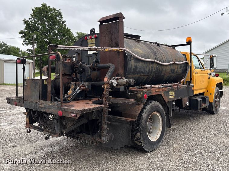 image for item FC5768 1990 Ford F800 oil distributor truck