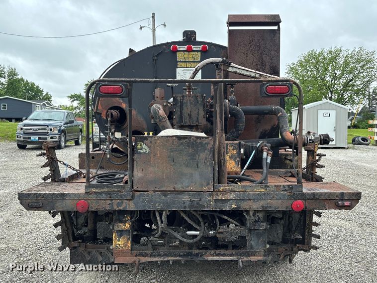 image for item FC5768 1990 Ford F800 oil distributor truck