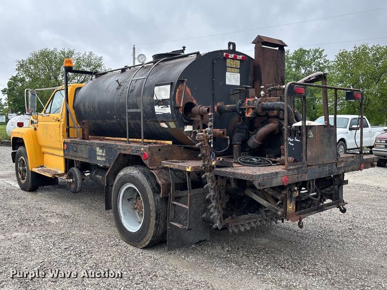 image for item FC5768 1990 Ford F800 oil distributor truck