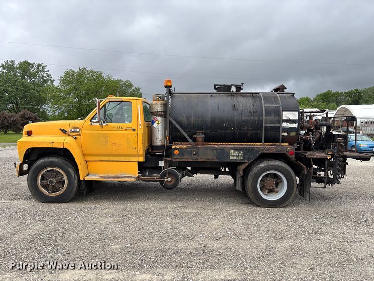 image for item FC5768 1990 Ford F800 oil distributor truck