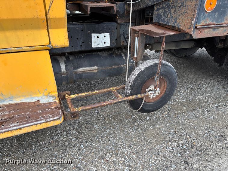 image for item FC5768 1990 Ford F800 oil distributor truck