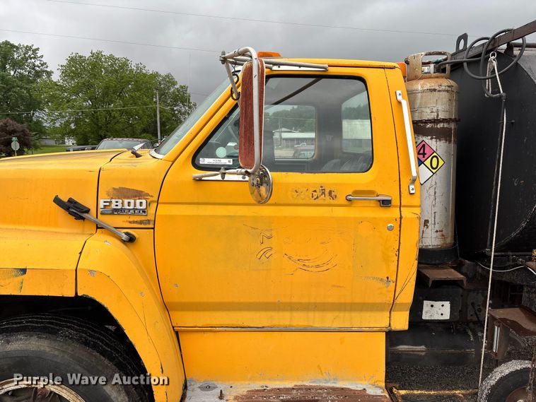 image for item FC5768 1990 Ford F800 oil distributor truck