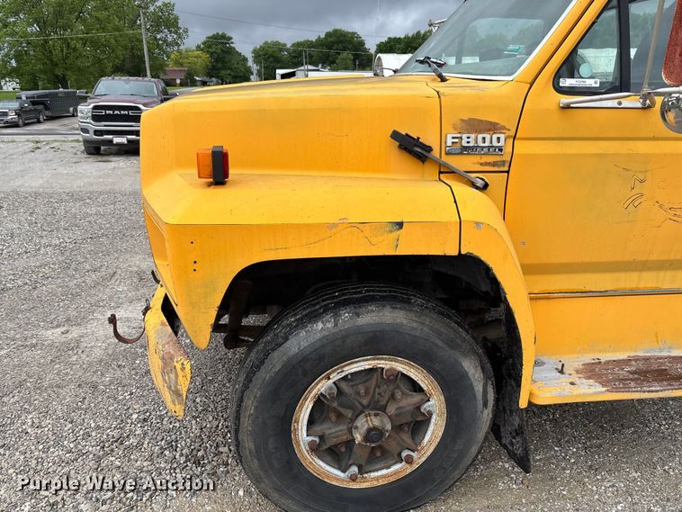 image for item FC5768 1990 Ford F800 oil distributor truck