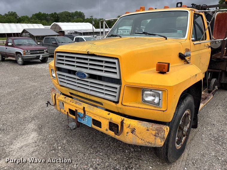 image for item FC5768 1990 Ford F800 oil distributor truck