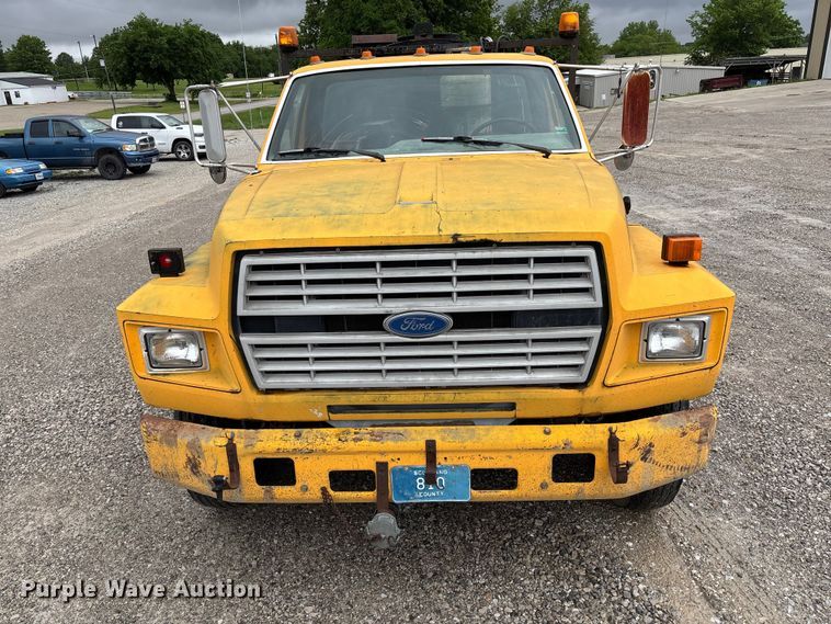 image for item FC5768 1990 Ford F800 oil distributor truck