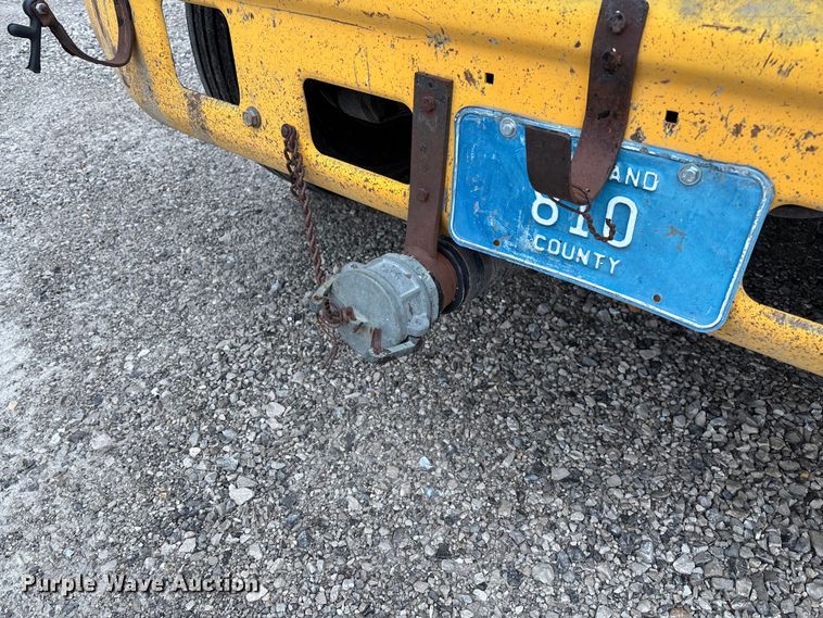 image for item FC5768 1990 Ford F800 oil distributor truck