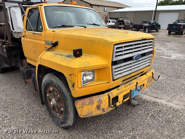 image for item FC5768 1990 Ford F800 oil distributor truck