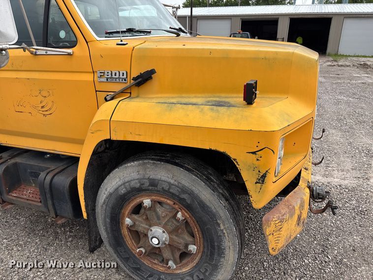 image for item FC5768 1990 Ford F800 oil distributor truck