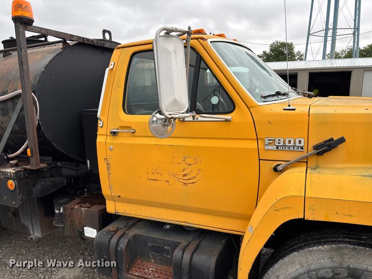 image for item FC5768 1990 Ford F800 oil distributor truck