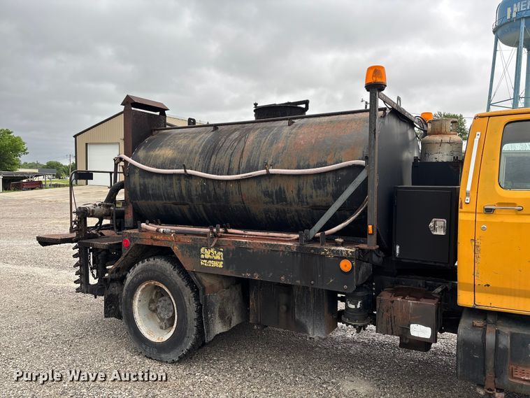 image for item FC5768 1990 Ford F800 oil distributor truck
