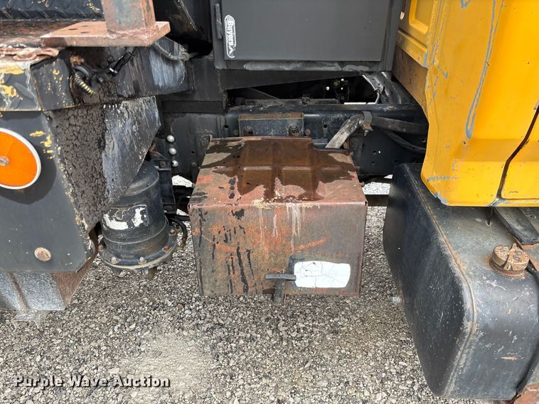image for item FC5768 1990 Ford F800 oil distributor truck