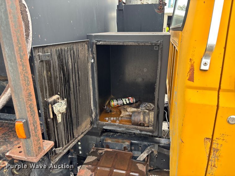 image for item FC5768 1990 Ford F800 oil distributor truck
