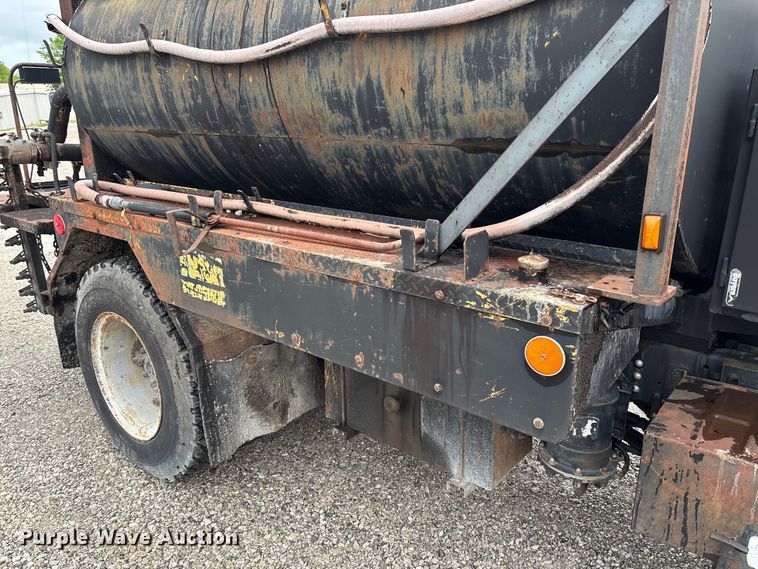 image for item FC5768 1990 Ford F800 oil distributor truck