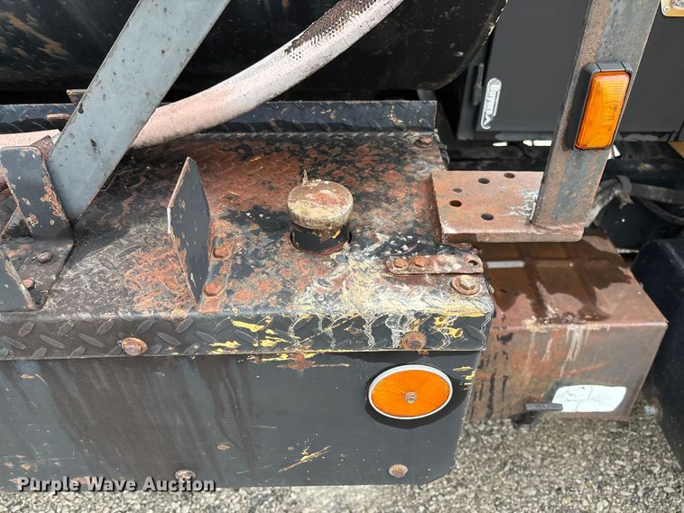 image for item FC5768 1990 Ford F800 oil distributor truck