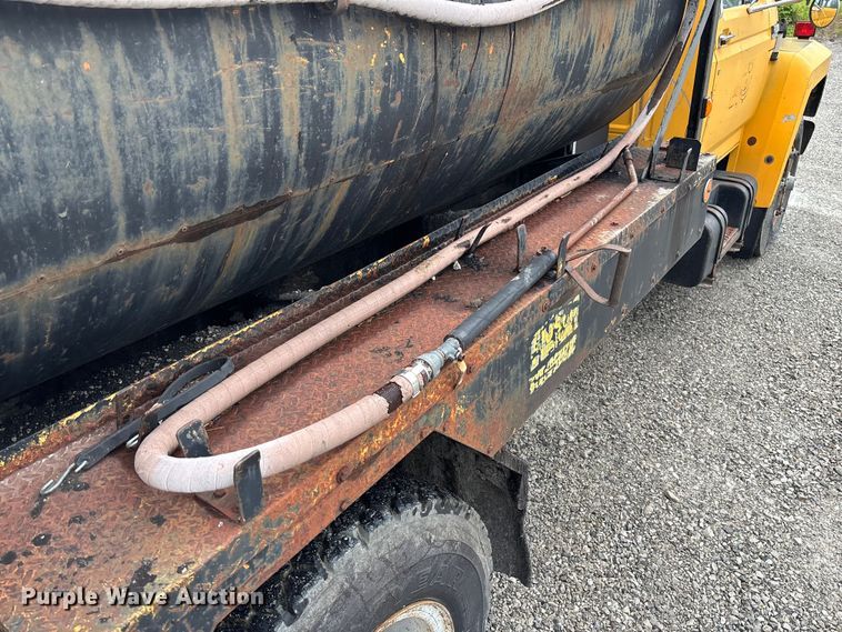 image for item FC5768 1990 Ford F800 oil distributor truck