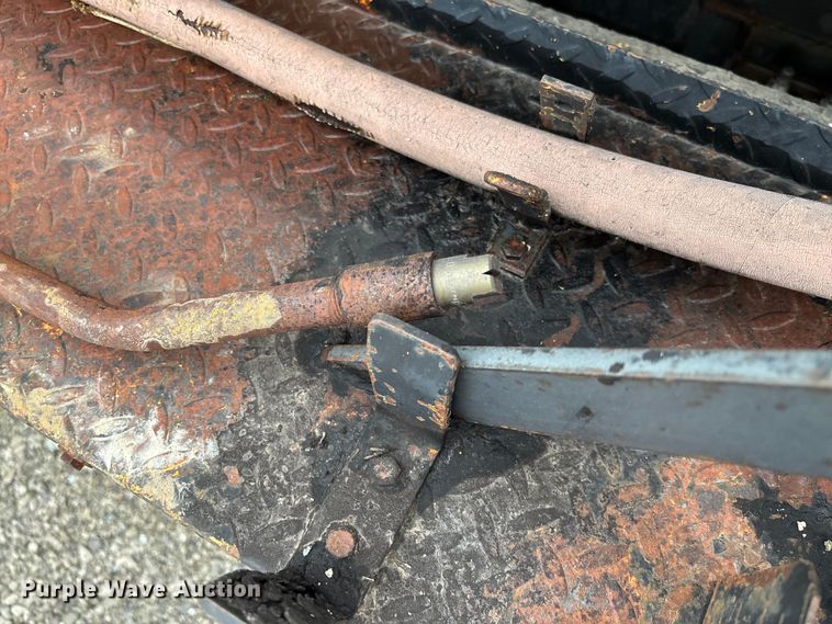 image for item FC5768 1990 Ford F800 oil distributor truck