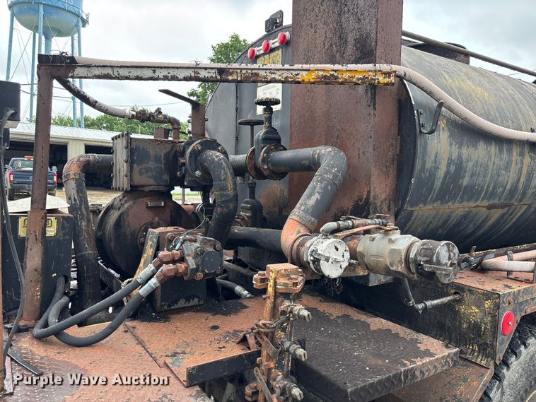 image for item FC5768 1990 Ford F800 oil distributor truck