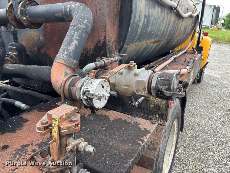 image for item FC5768 1990 Ford F800 oil distributor truck