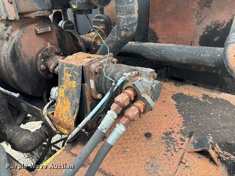 image for item FC5768 1990 Ford F800 oil distributor truck