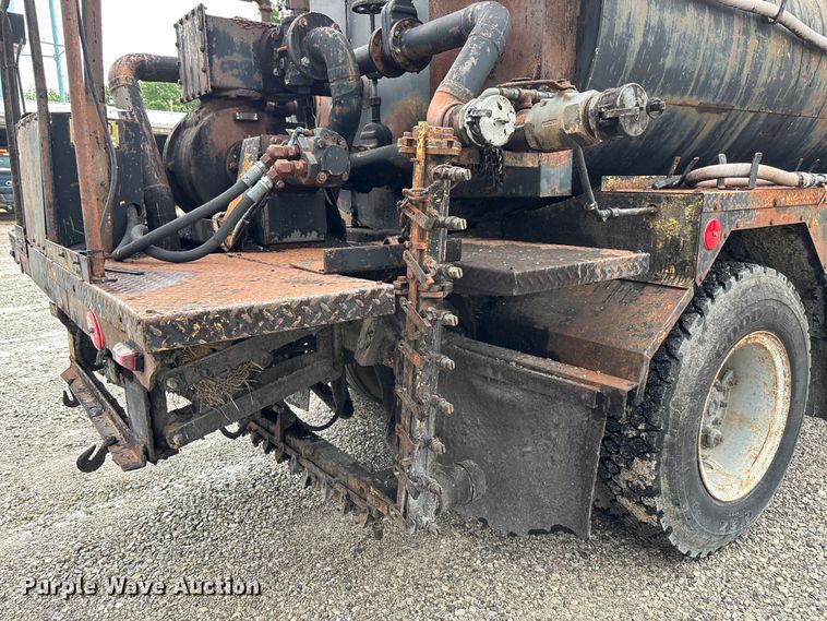 image for item FC5768 1990 Ford F800 oil distributor truck