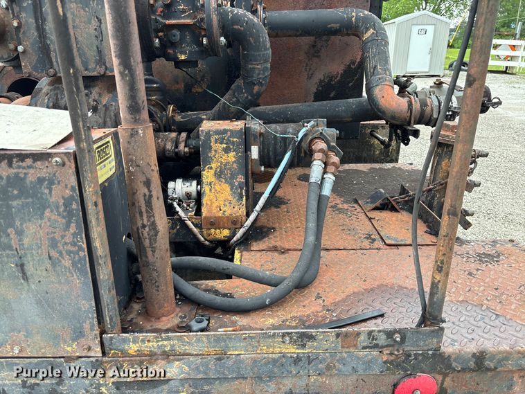 image for item FC5768 1990 Ford F800 oil distributor truck